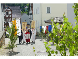 Fronleichnamsprozession durch die Straßen von Naumburg (© Karl-Franz Thiede)